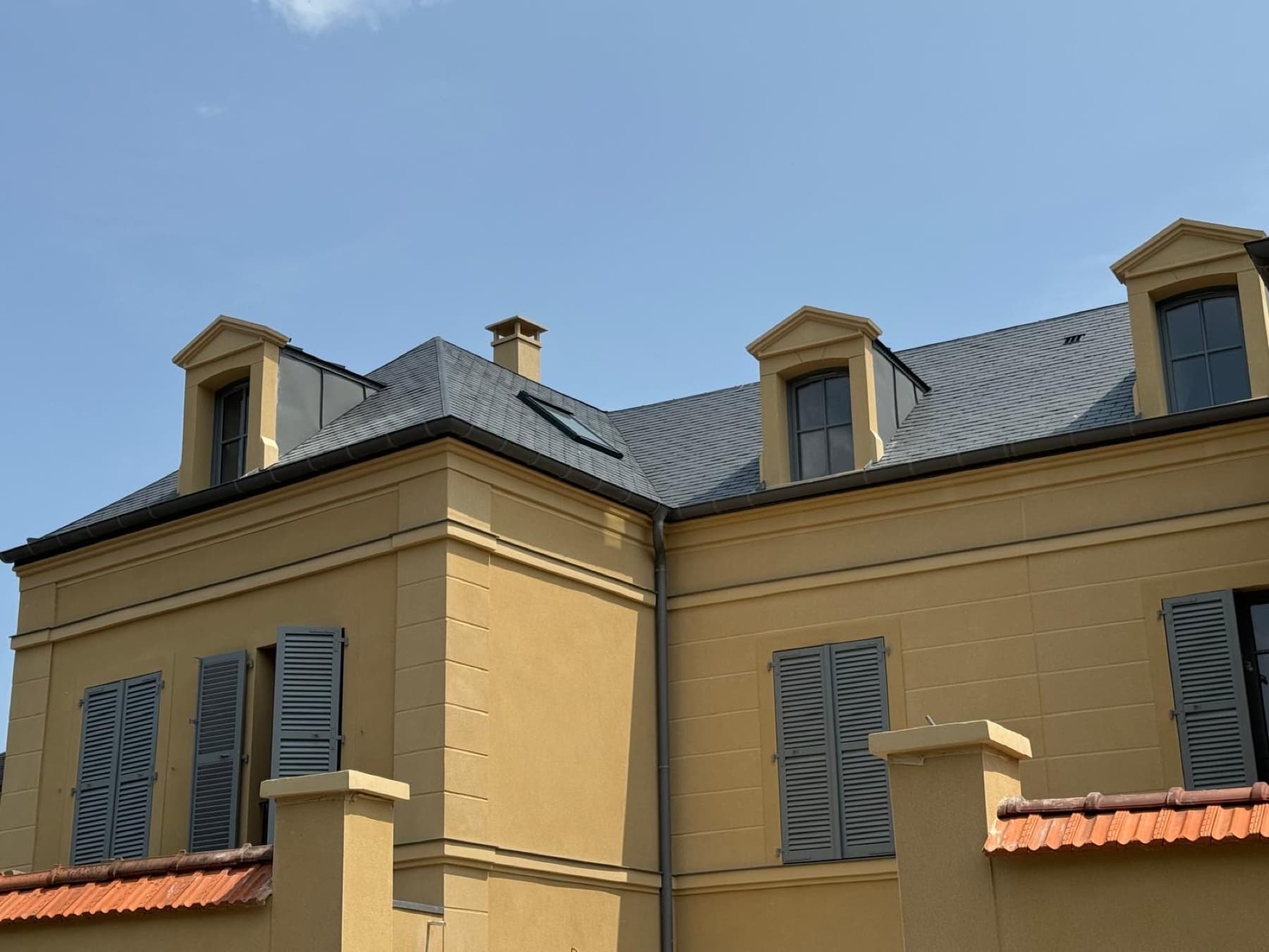 Façade haussmannienne ravalée par Maison Arkéa, échafaudage et finitions pierre de taille