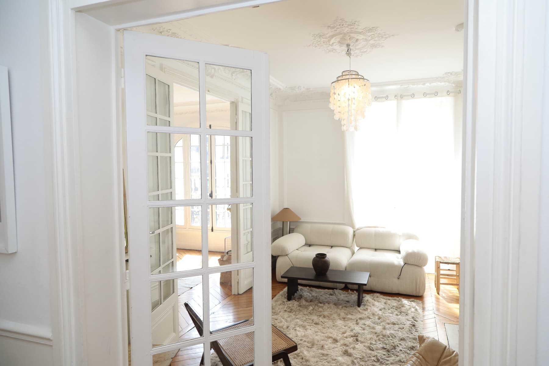 Intérieur d'appartement haussmannien rénové par Maison Arkéa, parquet et moulures restaurées